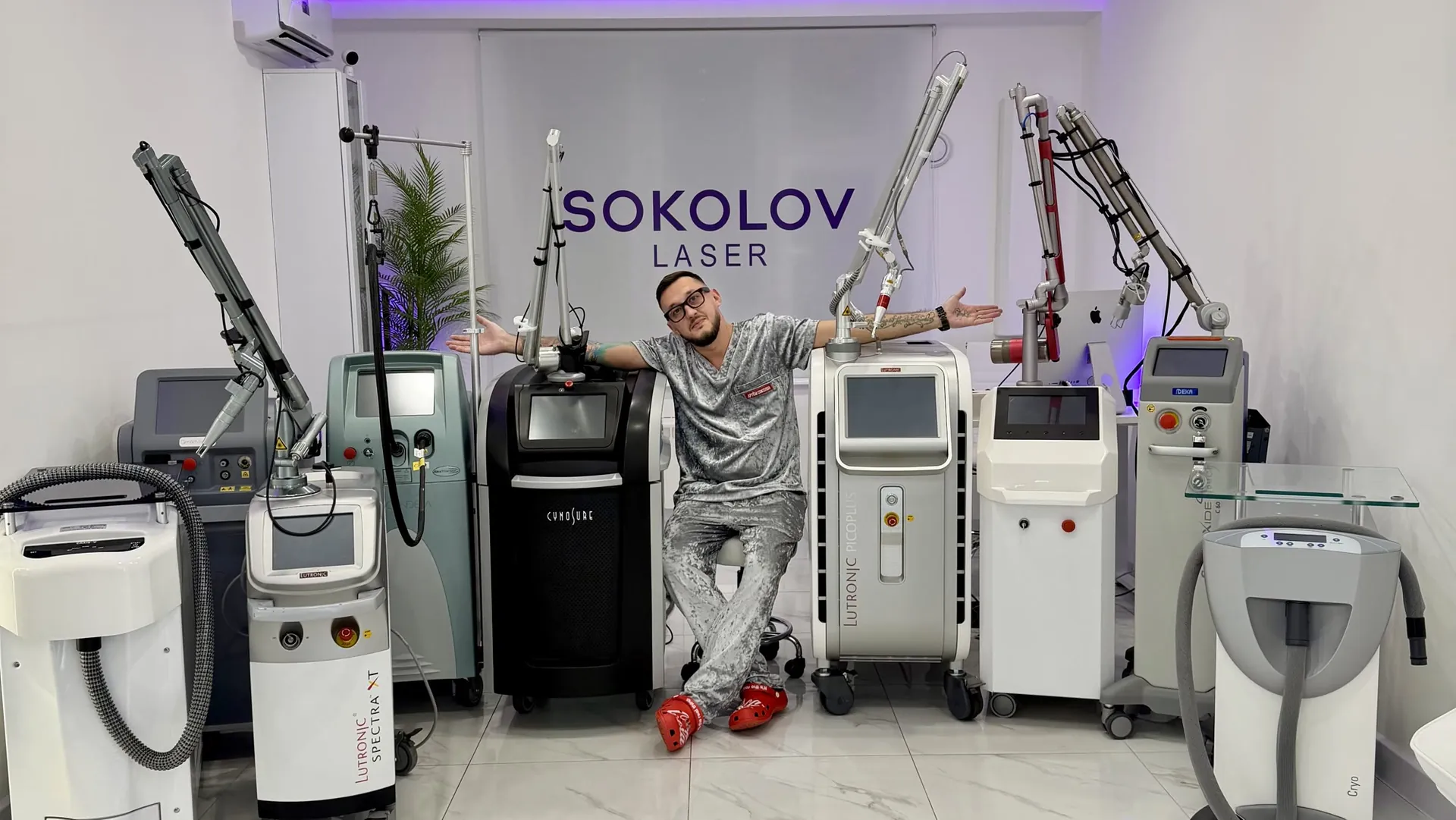 Артём Соколов в кабинете клиники среди лазеров